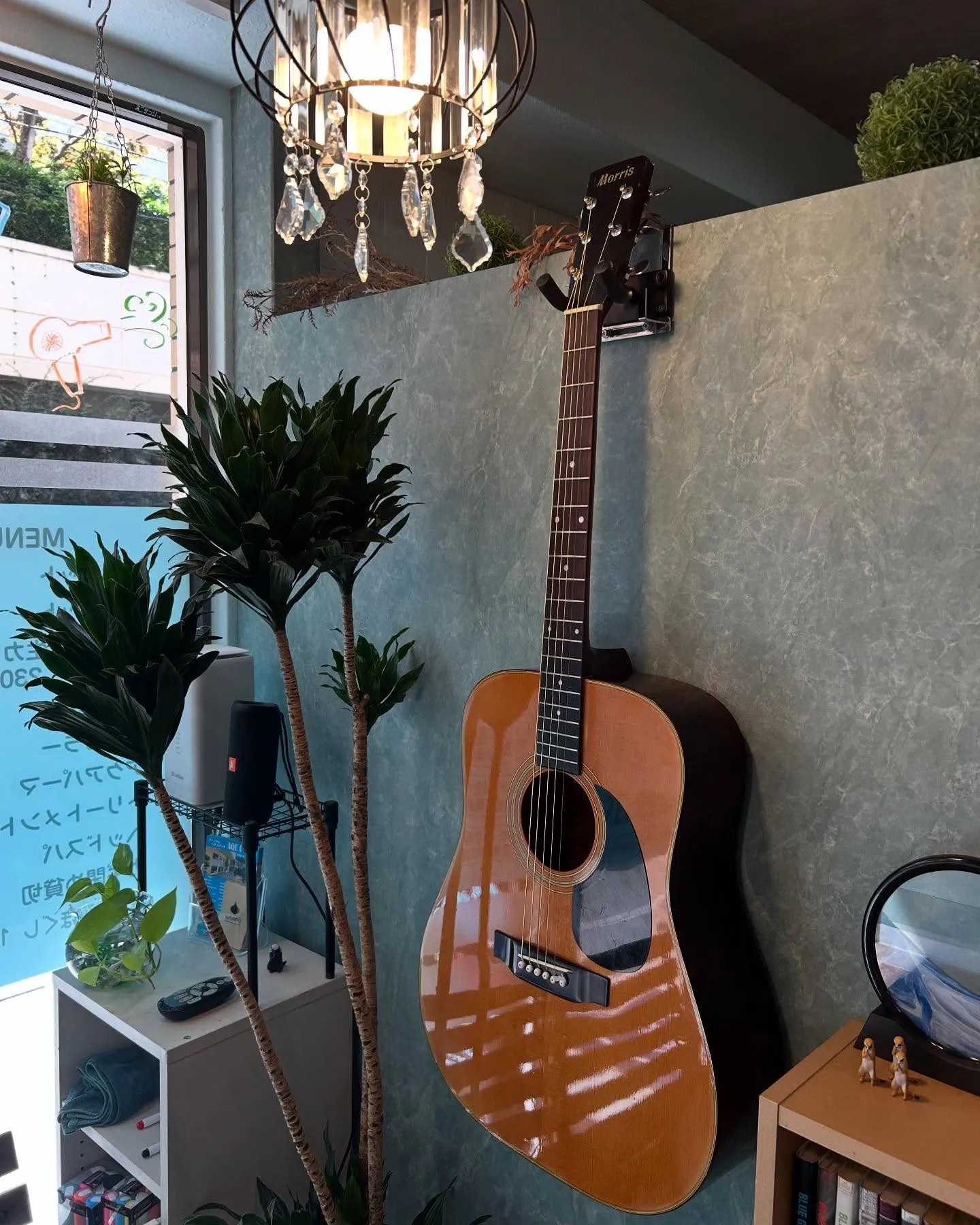 店にはなぜかギターが飾ってます🎸